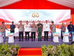Hadiri Ground Breaking Asrama Polresta Samarinda, Kapolri Bagikan Sumur Bor-Sembako ke Warga