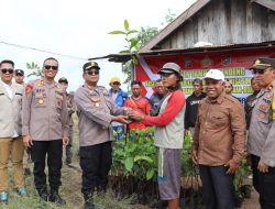 Wujudkan Ketahanan Pangan, Kapolres Seruyan Bersama Alumni dan Mahasiswa STIK-PTIK Panen Bandeng dan Serahkan Bibit Buah di Desa Sungai Undang