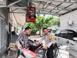 Bhabinkamtibmas Kelurahan Menteng Evakuasi Sepeda Motor Tak Bertuan yang Terparkir Selama Dua Bulan