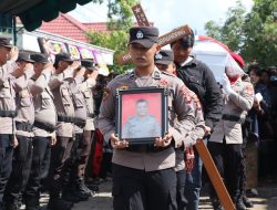 Beri Penghormatan Terakhir, Polresta Palangka Raya Gelar Upacara Pelepasan Jenazah Alm. AKP Maranata Sibagariang