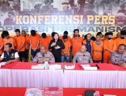 POLDA RIAU KONFERENSI PERS PENGUNGKAPAN KASUS PREMANISME/KEJAHATAN JALANAN HASIL OPERASI PEKAT LANCANG KUNING 2025
