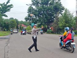 Personil Sat Lantas Laksanakan Giat Rutin Gatur Lalin Pada Pagi hari