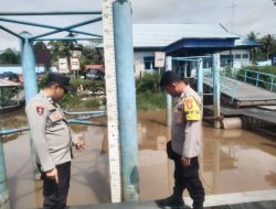Anggota Polsek Bukit Batu Rutin Cek Debit Air di Dermaga Pangkalima Jaya