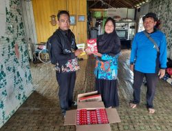 Bhabinkamtibmas dan Lurah Danau Tundai Salurkan Bantuan Gizi bagi Balita