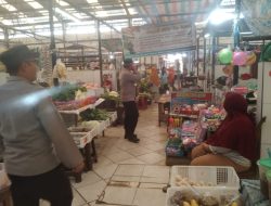 Sambangi Pasar Rakyat Tangkiling, Polsek Bukit Batu Cek Keamanan dan Stok Sembako