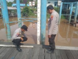 Anggota Polsek Bukit Batu Periksa Debit Air ke Dermaga Pangkalima Jaya