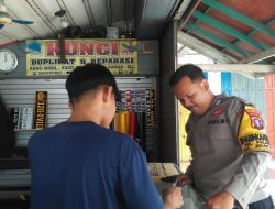Bhabinkamtibmas Polsek Pahandut Sambangi Toko Warga, Sampaikan Imbauan Kamtibmas
