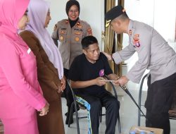Wujud Perhatian, Kapolres Katingan Jenguk Personel yang Sakit