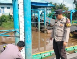 Polsek Bukit Batu Monitoring Debit Air Sungai Rungan dan Imbau Warga Tetap Waspada