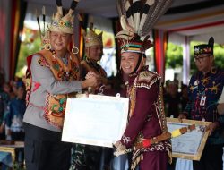 Kapolda Terima Gelar Kehormatan Adat dari DAD Kalteng