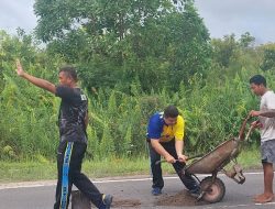 Cegah Potensi Laka Lantas, Polsek Sebangau Perbaiki Jalanan Rusak di depan Markas Komando