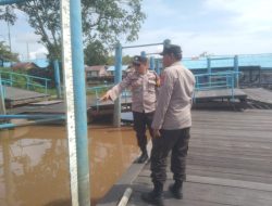 Polsek Bukit Batu Lakukan Monitoring Debit Air pada Sungai Rungan, Antisipasi Banjir di Kawasan Tangkiling