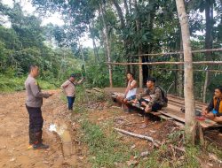 Gelar Minggu Kasih, Kapolsek Ipda Suryadinatal, S.H. Sambangi Warga Desa Tanjung Harapan