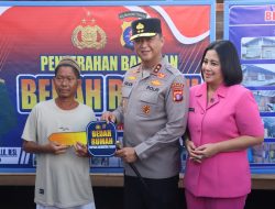 Kunker Ke Polres Kapuas, Kapolda Kalteng Kunjungi Desa Palangkau Lama Dalam Rangka Penyerahan Bantuan Bedah Rumah