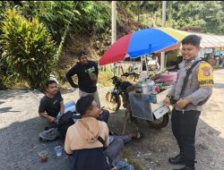 Bhabinkamtibmas Sambangi Pedagang Kaki Lima Berikan Pesan Kamtibmas