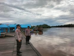 Waspada Banjir, Polsek Bukit Batu Cek Ketinggian DAS Rungan di Pelabuhan Pangkalima Jaya