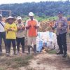 Bhabinkamtibmas Bersama Karyawan Perusahaan Panen Jagung bersama di PT. MKN