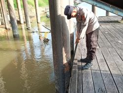 Piket Polsek Bulik Cek debit air di Kelurahan Nanga Bulik