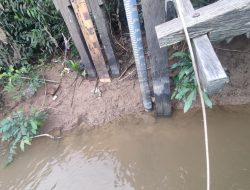 Piket Polsek Lamandau Cek Debit Air Sungai Lamandau