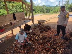 Piket Polsek lamandau Silaturahmi Masyarakat yang sedang bekerja