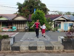 Gelar Turjawali Bantu Seberangkan Anak Sekolah Pagi Hari