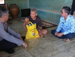 Sambut HUT Bhayangkara ke-79, Polsek Delang Bersama Perangkat Desa Salurkan Bantuan Sosial untuk Masyarakat