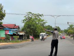 Bhabinkamtibmas Bersama Karyawan Perusahaan Panen Jagung bersama di PT. MPP