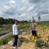 Bhabinkamtibmas Cek Lokasi Lahan Penanaman Jagung dalam program ketahanan pangan