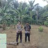 Bhabinkamtibmas Cek Lokasi Lahan Penanaman Jagung dalam program ketahanan pangan