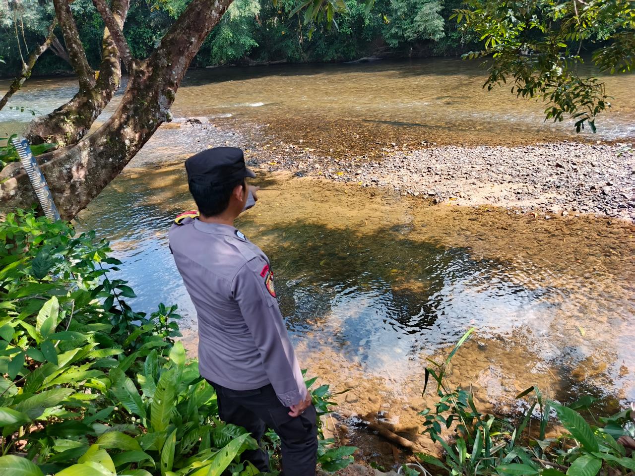 Piket Polsek Delang cek debit air DAS Delang