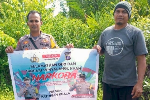 Sampaikan pesan Kamtibmas, Bhabinkamtibmas Polsek Katingan Kuala sambangi Warga.