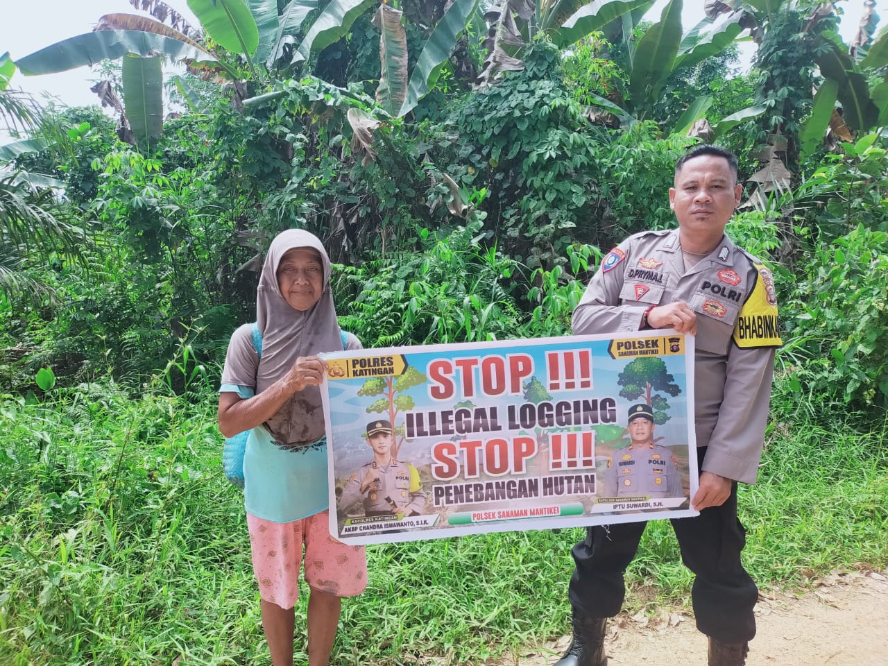 Bhabinkamtibmas laksanakan Sosialisasikan tentang larangan dan sangsi Pidana bagi pelaku Ileggal Logging kepada masyarakat di Desa Binaan.