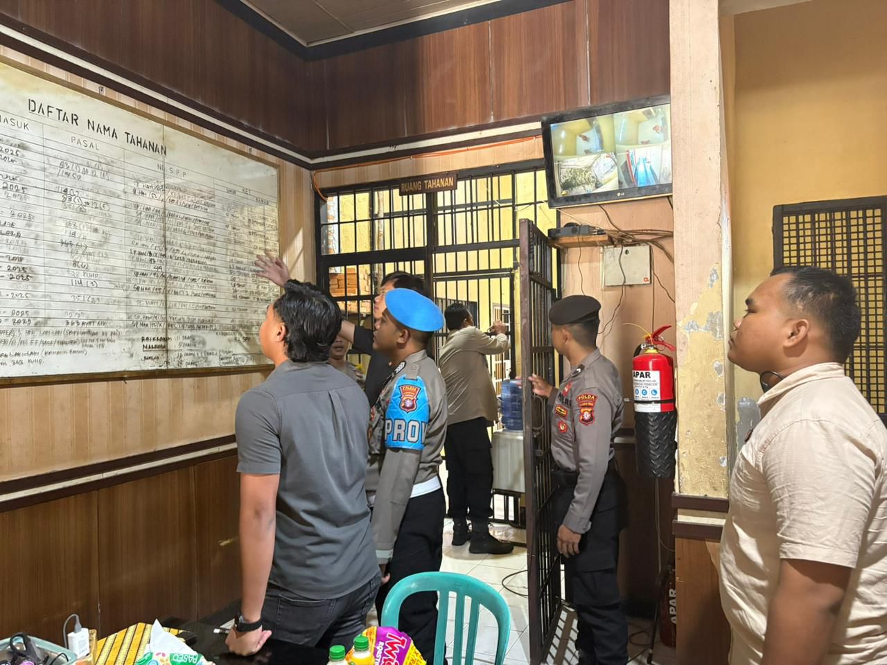 Sat Samapta Polres Katingan Melaksanakan Serah Terima Piket Jaga Lama ke Piket Jaga Baru Dilanjutkan Pengecekan Tahanan