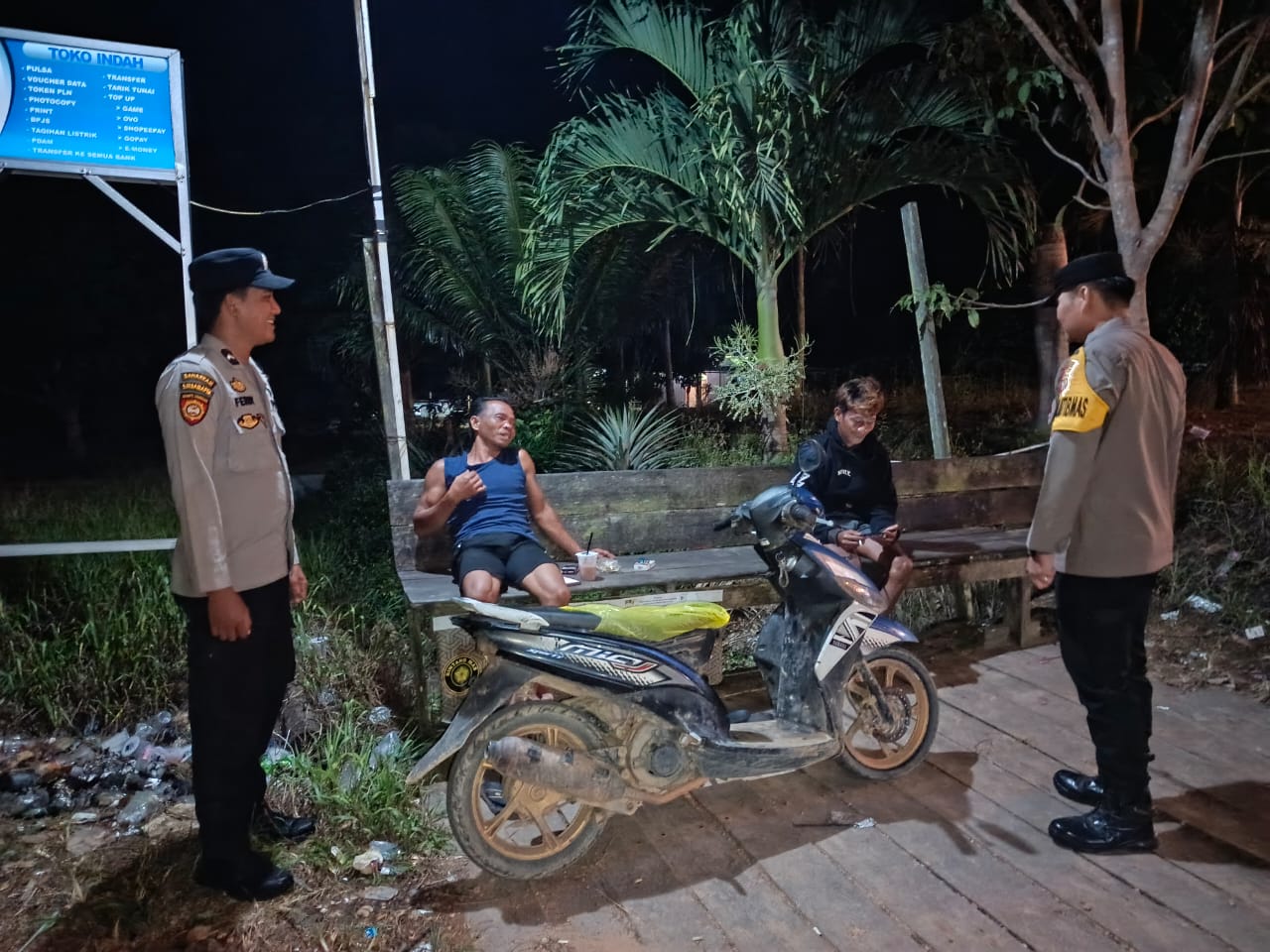 Personil Polsek Sambang Masyrakat yang Sedang Bersantai