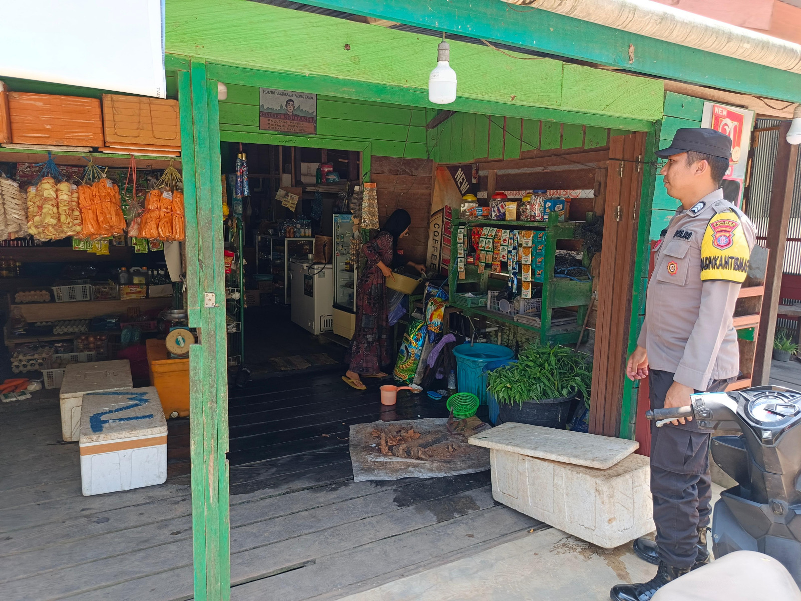 Piket Polsek Delang Silaturahmi Ke Masyarakat