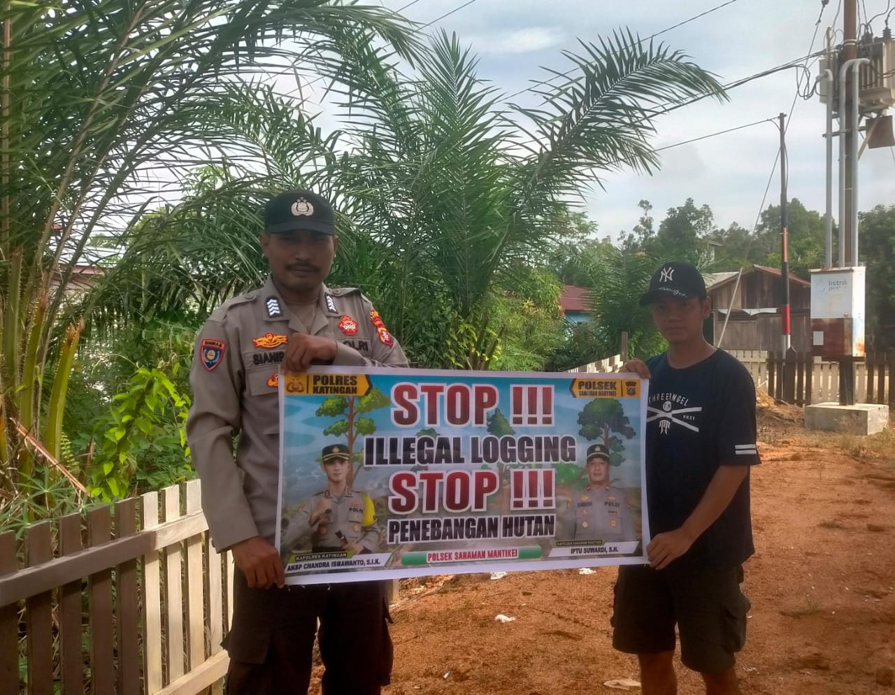 Bhabinkamtibmas laksanakan Sosialisasikan tentang larangan dan sangsi Pidana bagi pelaku Ilegal Logging kepada masyarakat di Desa Binaan.