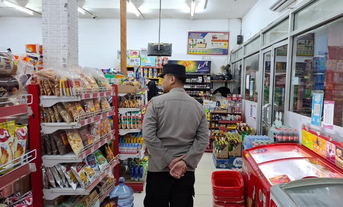 Piket Polsek Patroli kepertokoan diwilkum Polsek Sematu Jaya