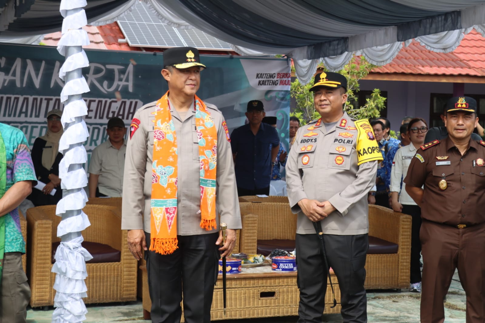 Kunker di Bartim Bersama Gubernur, Kapolda Kalteng Tinjau Sarpras Sekolah dan Layanan Kesehatan Gratis