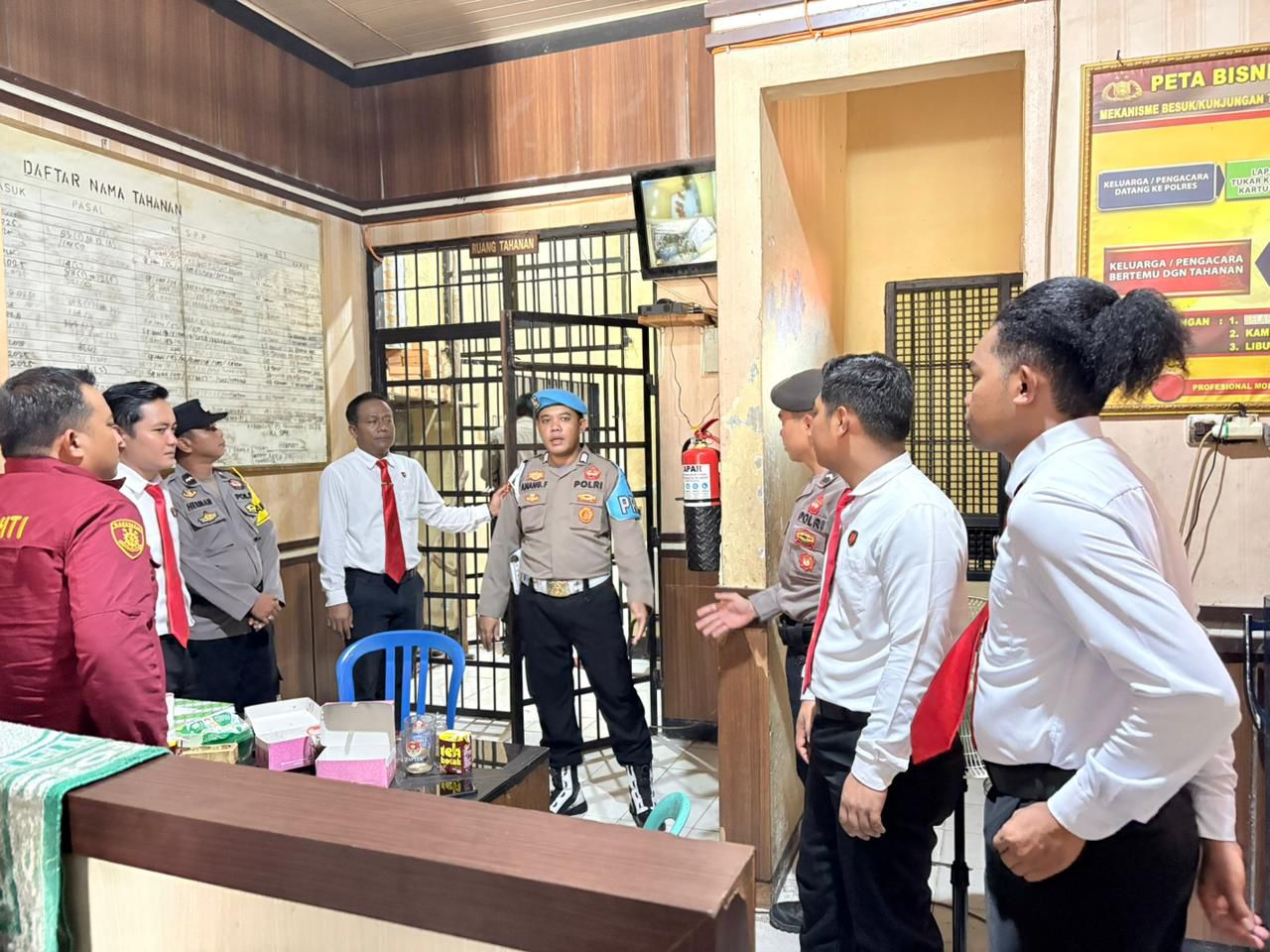 Sat Samapta Polres Katingan Melaksanakan Serah Terima Piket Jaga Lama ke Piket Jaga Baru Dilanjutkan Pengecekan Tahanan