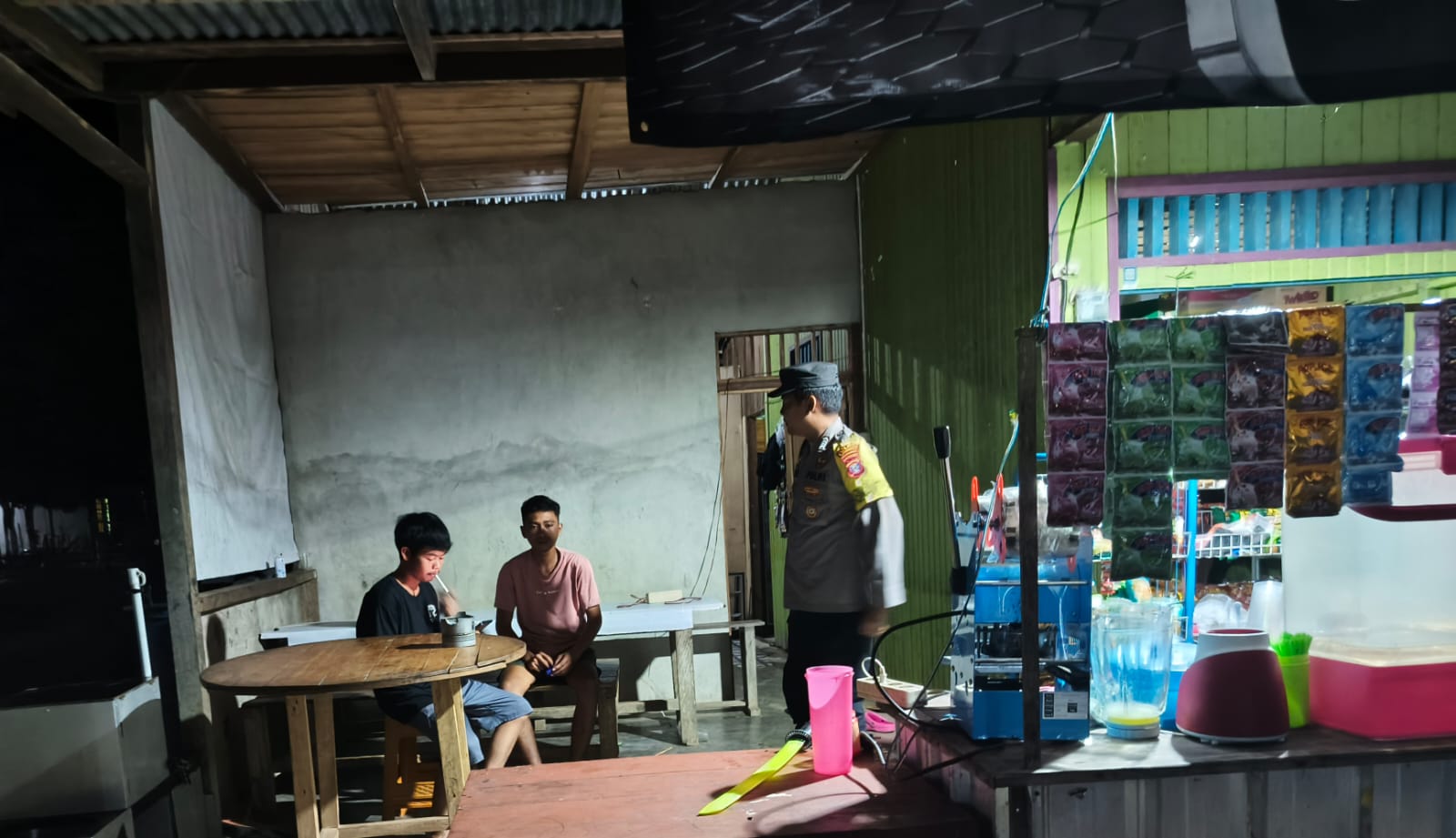 Piket Polsek Sambangi dan Silaturahmi Ke Pedagang