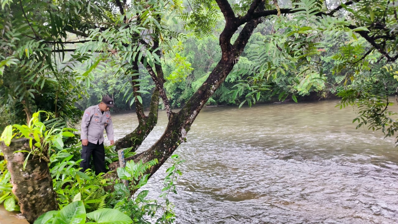 Piket Polsek Delang cek debit air DAS Delang