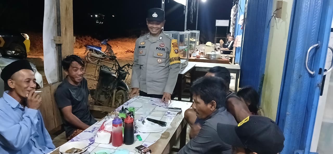 Personil Polsek Sambang Masyrakat yang Sedang Bersantai