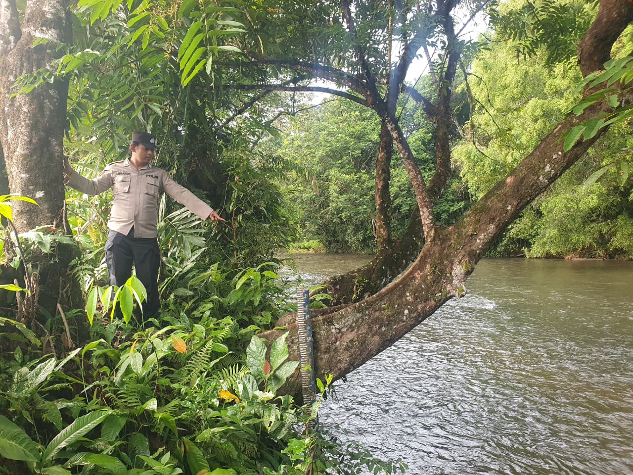 Piket Polsek Delang cek debit air DAS Delang