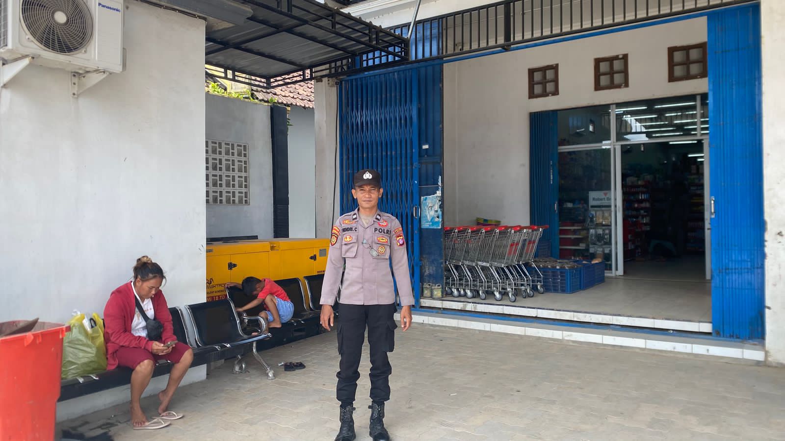 Piket Polsek Patroli kepertokoan diwilkum Polsek Sematu Jaya