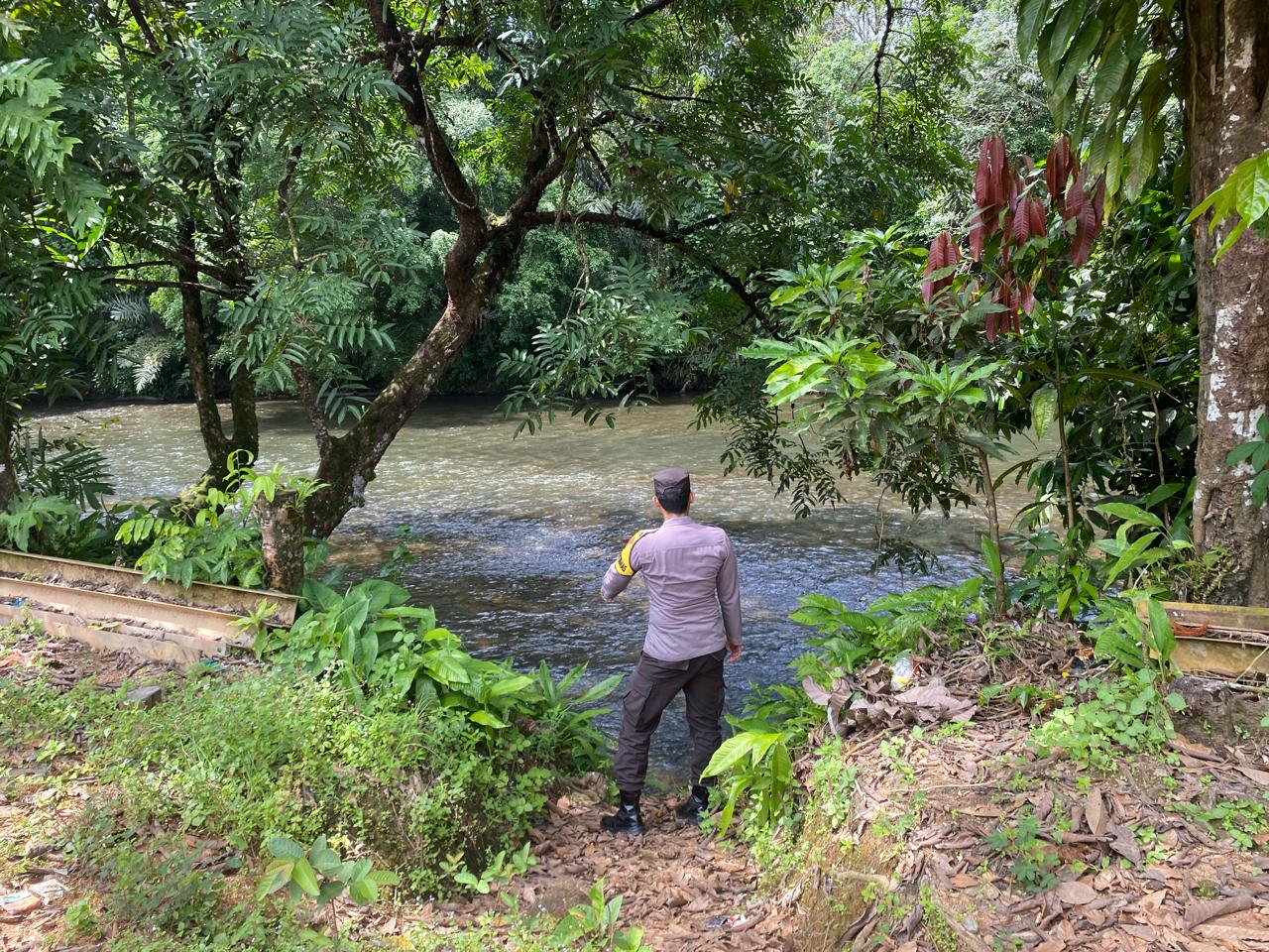 Piket Polsek Delang cek debit air DAS Delang