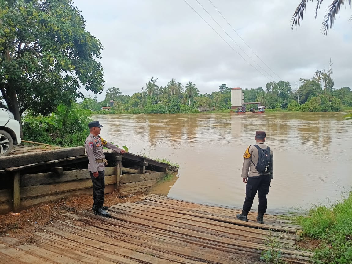 Rutin Cek Debit Air yang dilakukan oleh Personil Polsek Sanaman Mantikei