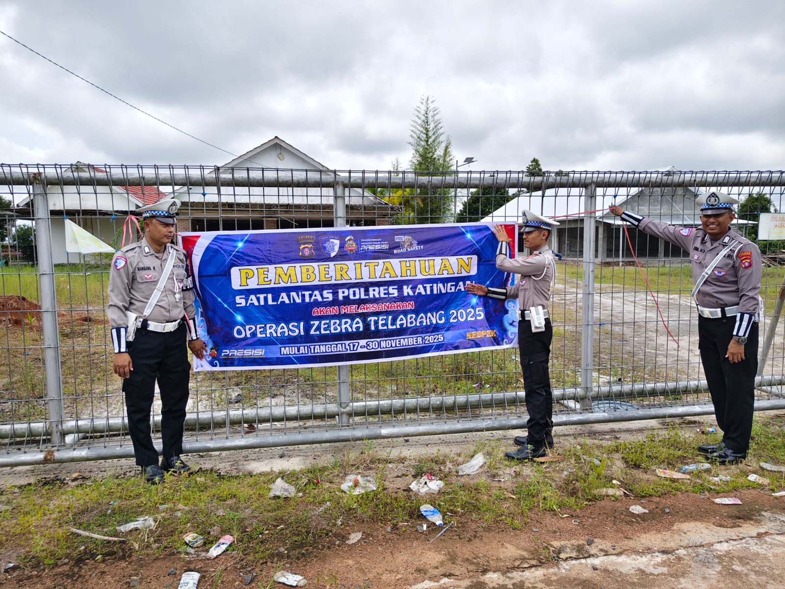 Pemasangan Spanduk Operasi Zebra Telabang 2025 Oleh Personel Satlantas Polres Katingan