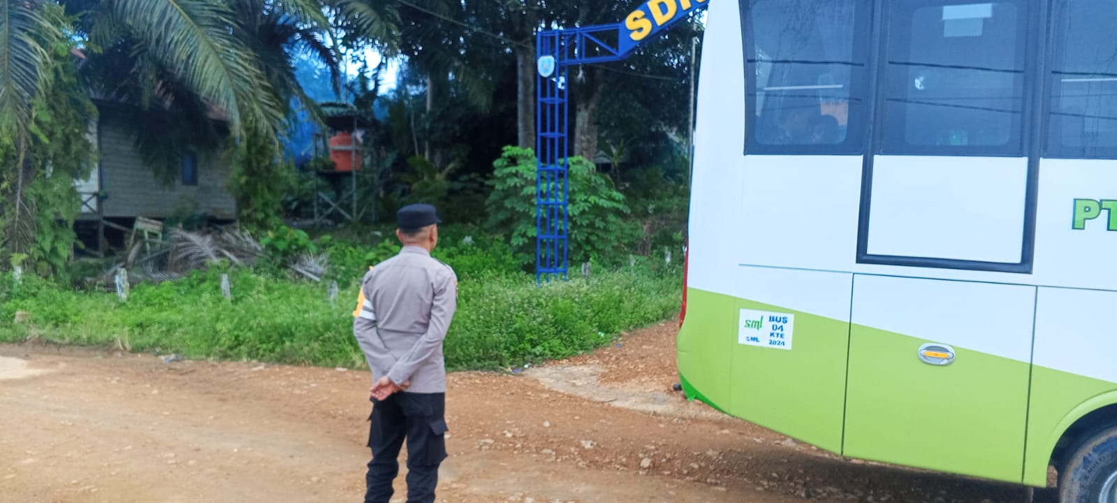 Anggota Polsek lamandau Pengaturan lalu lintas Jalan di Pagi hari