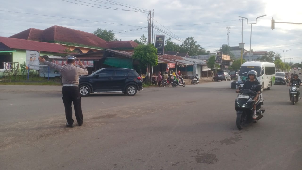 Satuan Lantas Polres lamandau Laksanakan Pengaturan Lalin Pada Pagi hari