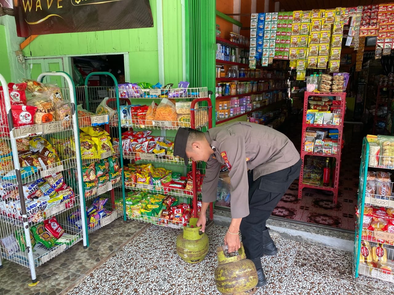 Polsek Montallat Laksanakan Pengecekan Gas LPG Untuk Pantau Stok Dan Harga Di Pasaran
